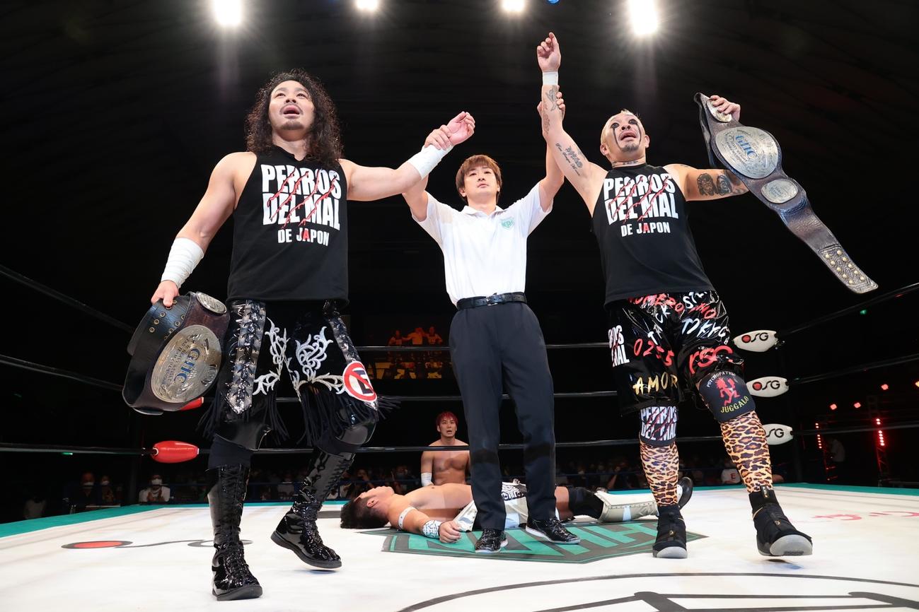 プロレスリング・ノア大阪大会　GHCジュニアタッグ新王者に輝いたEita（左）、NOSAWA論外組（写真提供：プロレスリング・ノア）