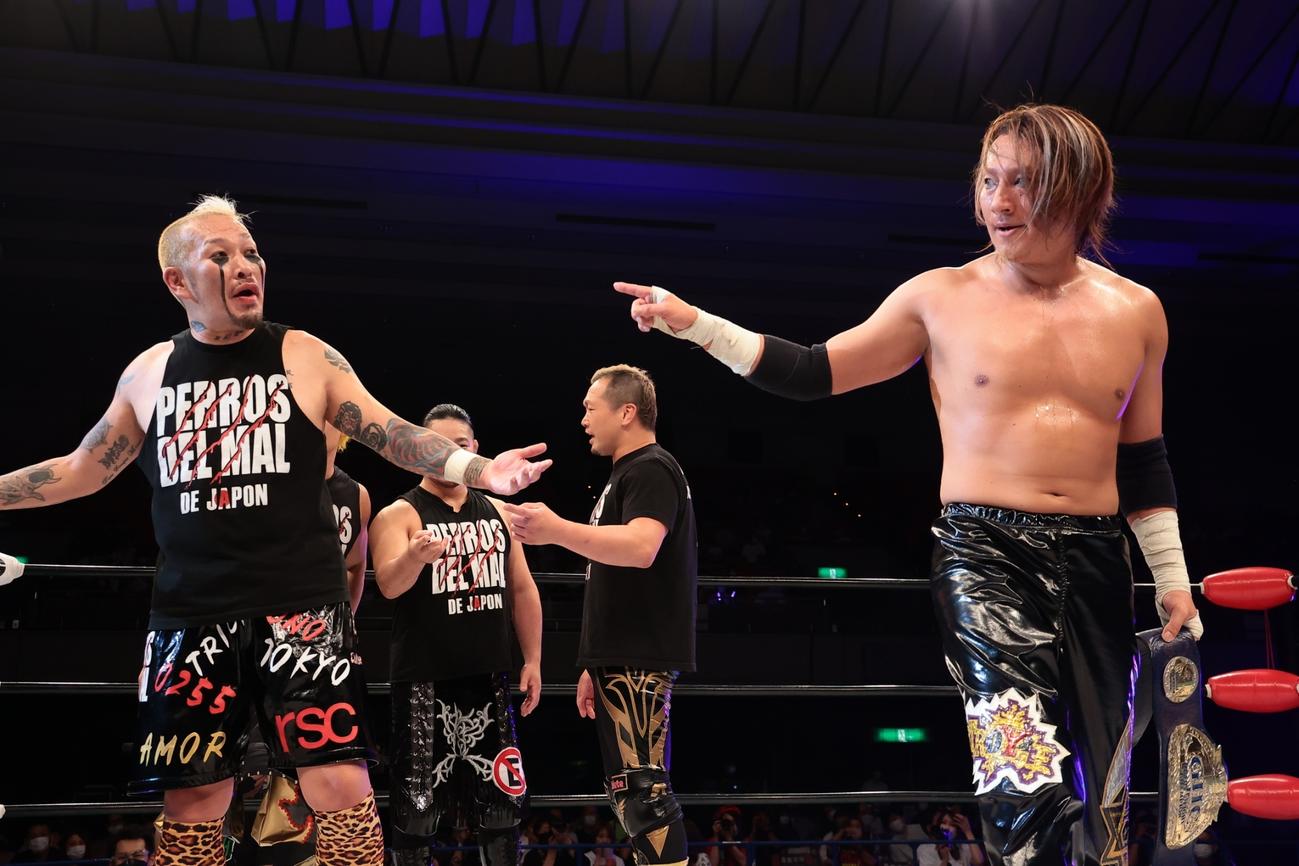 プロレスリング・ノア大阪大会　試合後、次期防衛戦の相手にNOSAWA論外（左）を指名したGHCジュニアヘビー級王者のHAYATA（写真提供：プロレスリング・ノア）