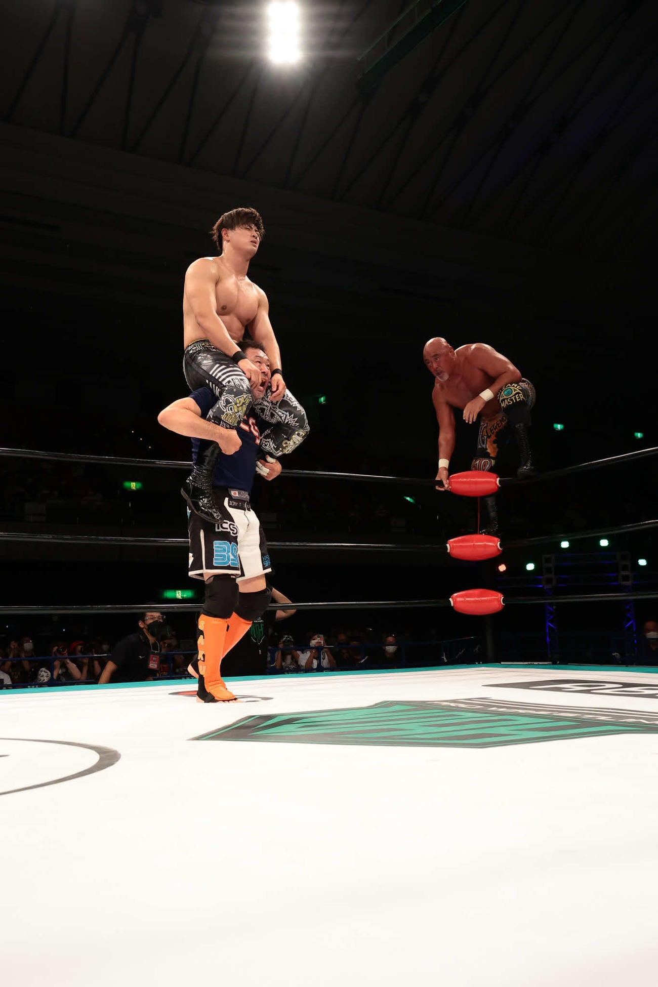 プロレスリングノア大阪大会　清宮海斗を抱え上げる桜庭和志とダブルインパクトを狙う武藤敬司（写真提供：プロレスリング・ノア）