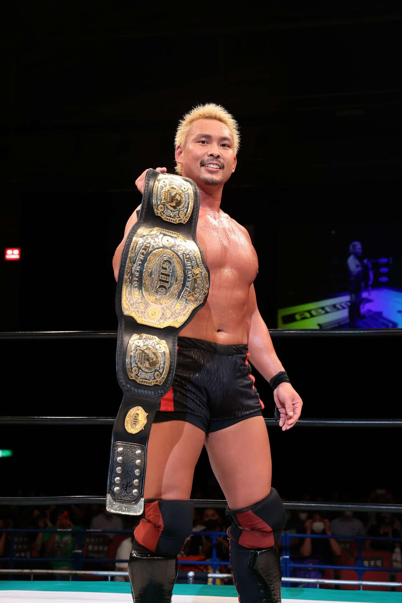 プロレスリングノアGHCヘビー級選手権試合　試合に勝利しベルトを掲げる中嶋勝彦（写真提供：プロレスリング・ノア）