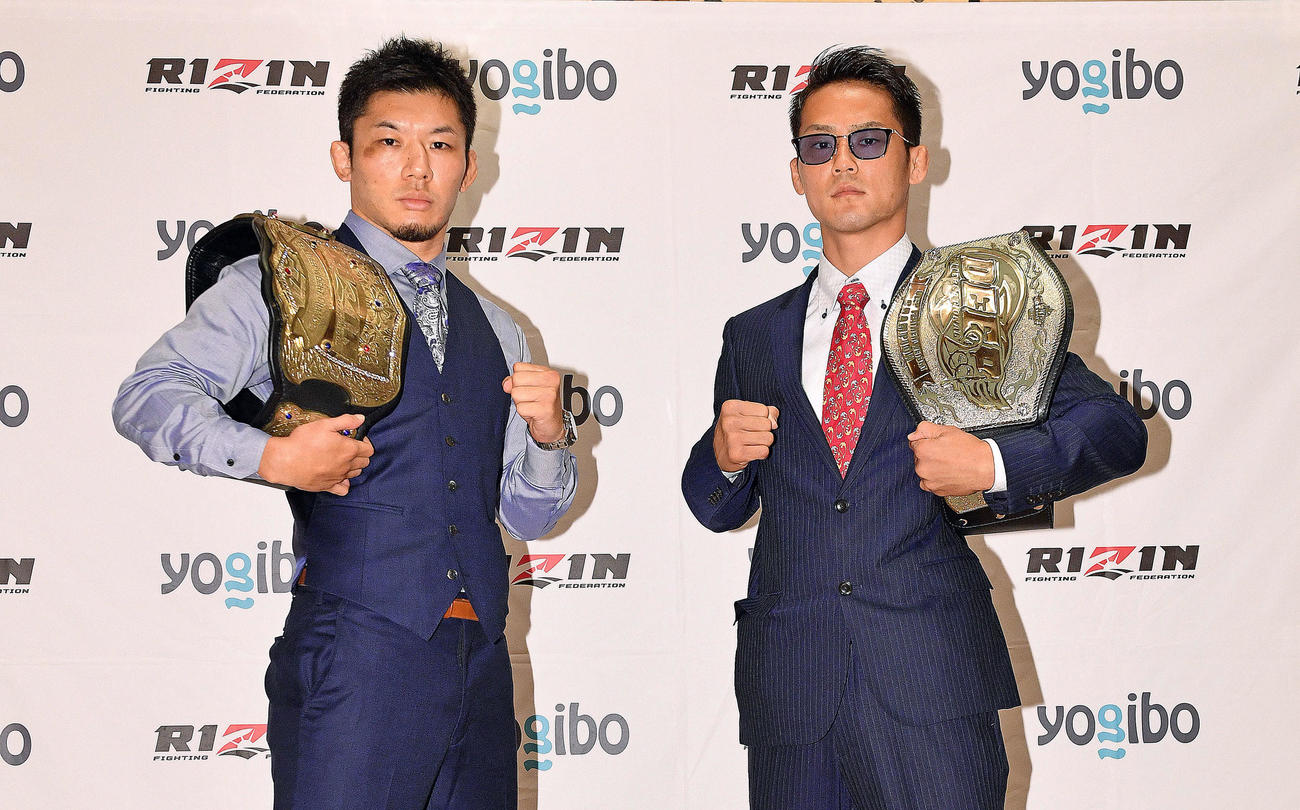 対戦が決まった斎藤裕（左）と牛久絢太郎はポーズを決める（2021年10月4日）