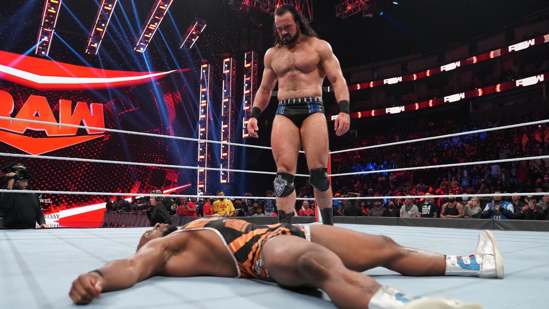 倒れたWWEヘビー級王者ビックE（手前）を見下ろすマッキンタイア（Ｃ）2021 WWE, Inc. All Rights Reserved.