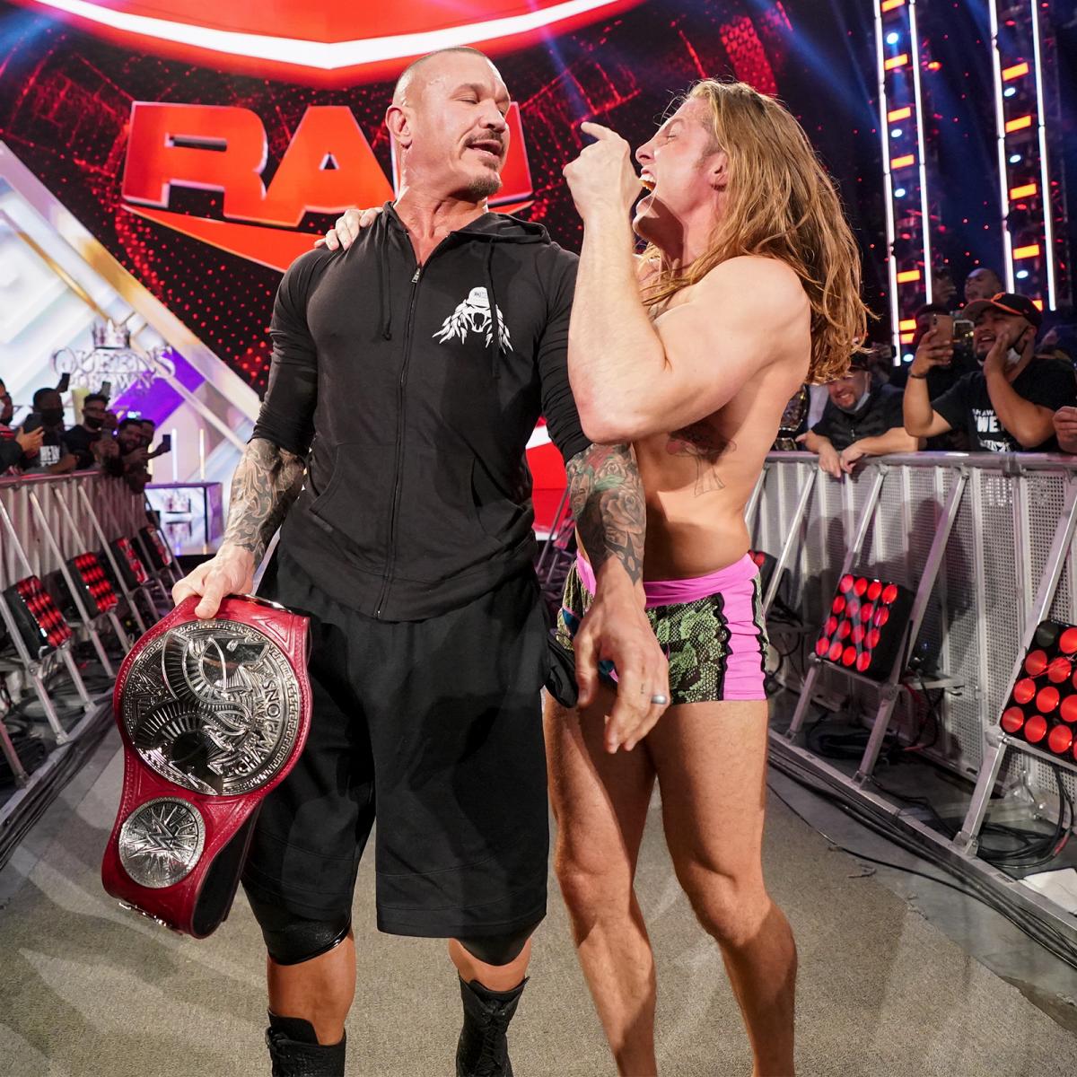 パートナーのリドル（左）とバックステージで勝ち誇るロウ・タッグ王者オートン（Ｃ）2021 WWE, Inc. All Rights Reserved.