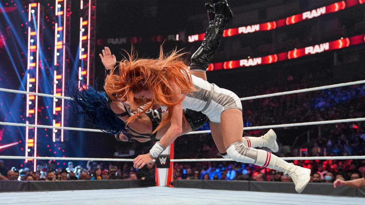 バンクス（奥）をマンハンドルスラムで沈めたスマックダウン女子王者リンチ（C）2021 WWE, Inc. All Rights Reserved.