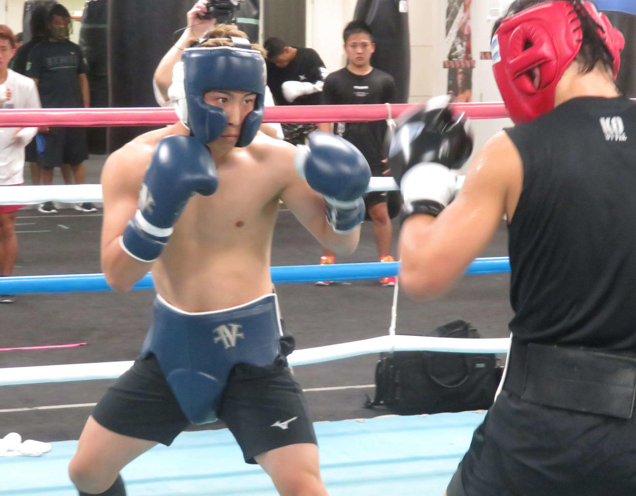 4回のスパーリングで調整したWBAスーパー、IBF世界バンタム級王者井上尚弥（左）