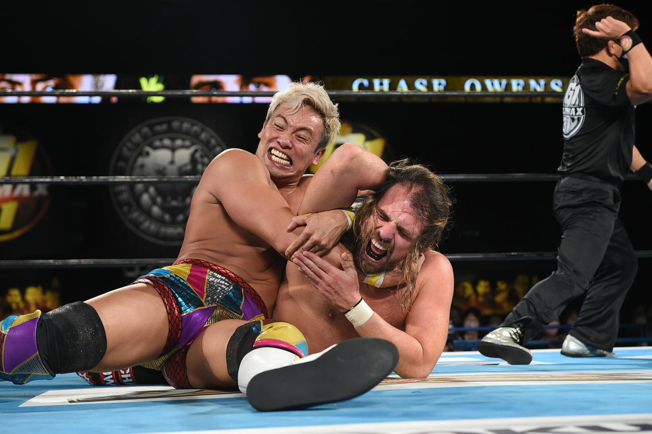 新日本プロレスG1クライマックス　チェーズ・オーエンズにマネークリップを仕掛けるオカダ・カズチカ（左）（新日本プロレス提供）