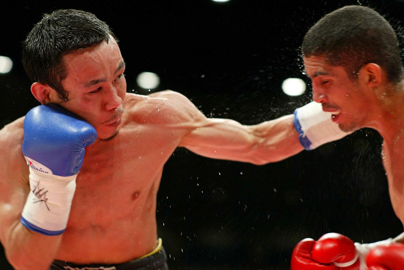 2003年6月、WBC世界ミニマム級タイトルマッチでホセ・アントニオ・アギーレに左フックをヒットさせる星野敬太郎さん