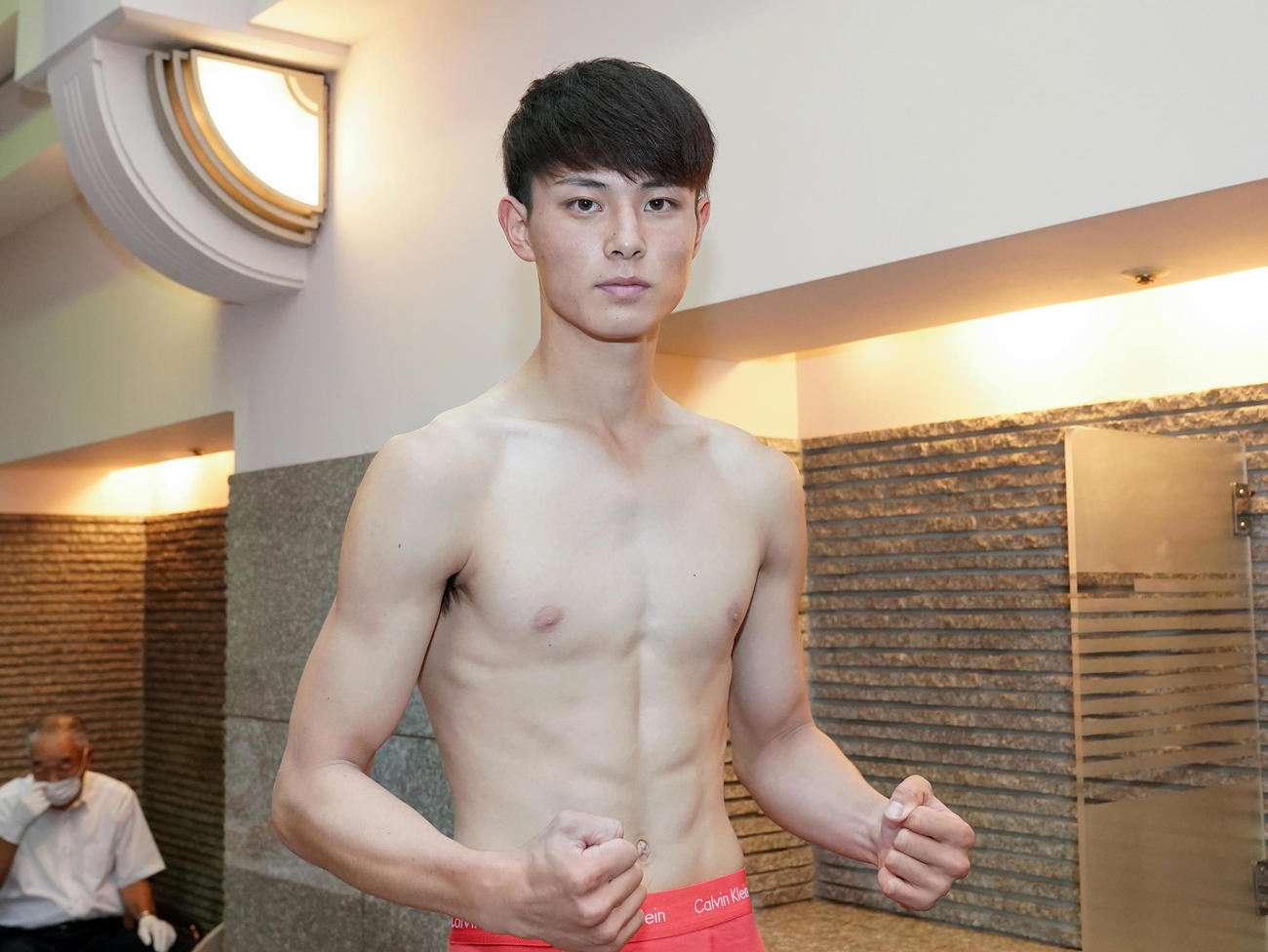 デビュー戦に向け、計量クリアした元WBA、WBC世界スーパーウエルター級王者輪島功一氏の孫、磯谷（三迫ジム提供）