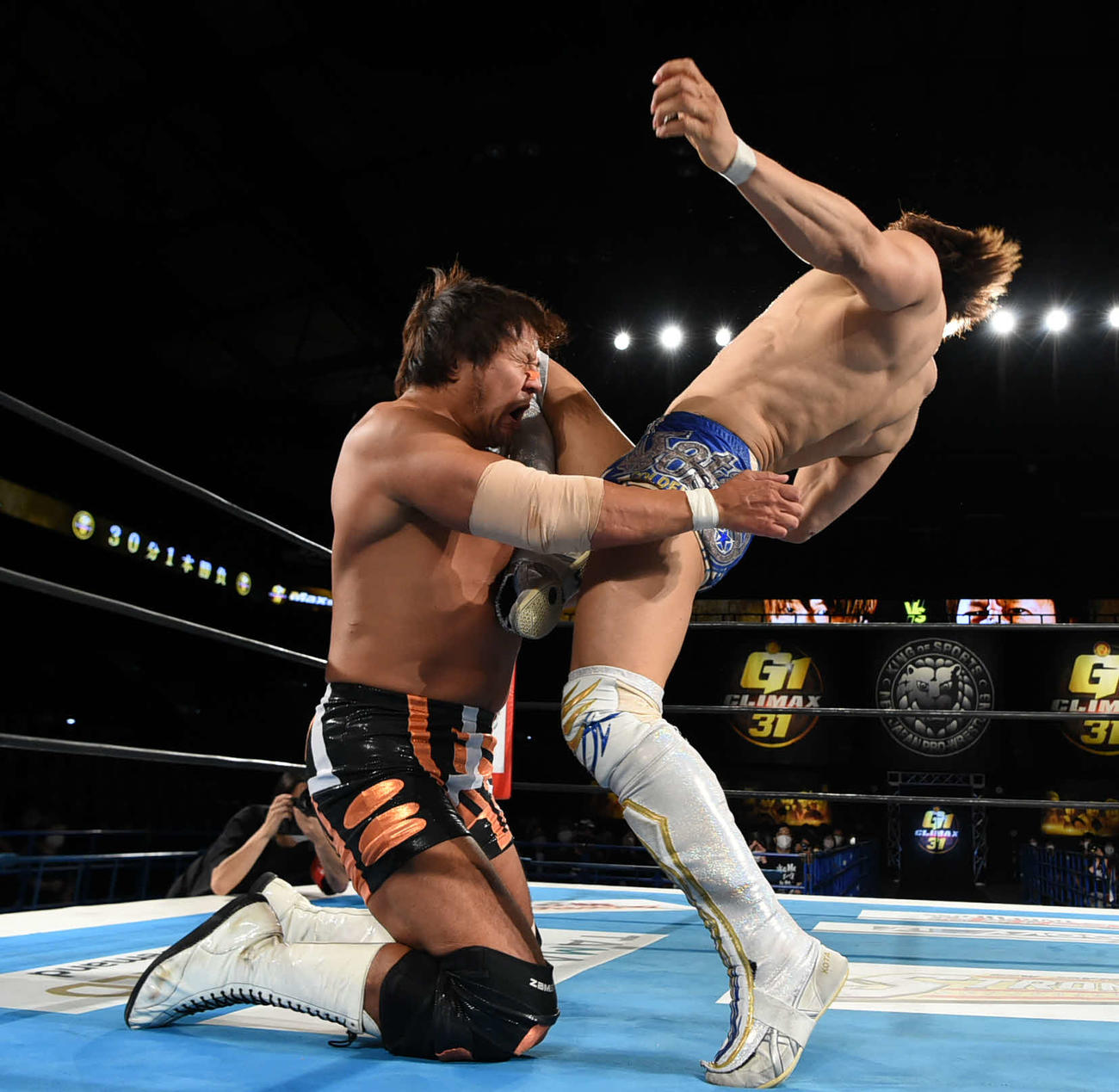 新日本プロレスG1クライマックス　小島聡（左）にカミゴェを決める飯伏幸太（新日本プロレス提供）