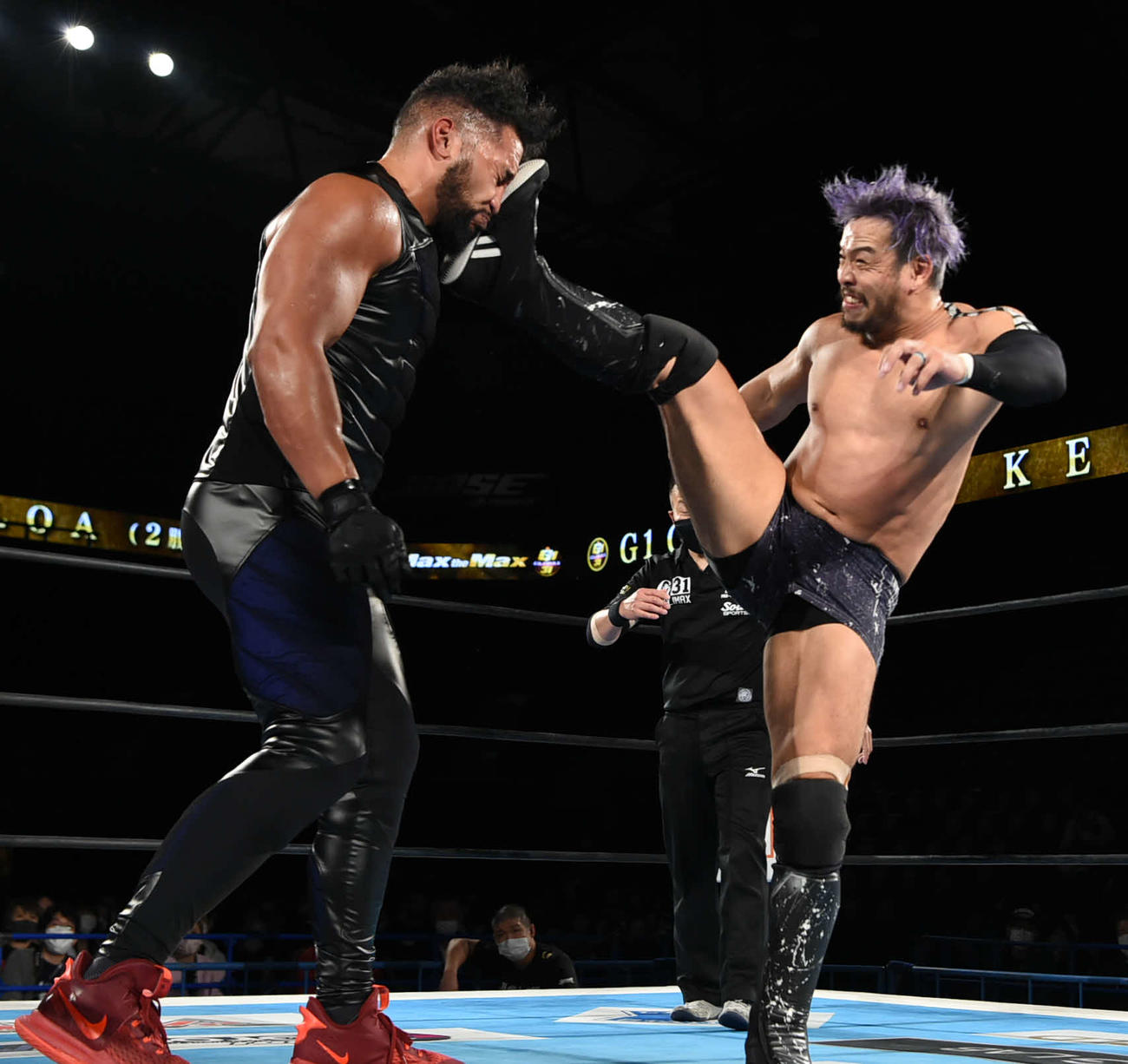 新日本プロレスG1クライマックス　タンガ・ロア（左）に蹴りを浴びせるKENTA（新日本プロレス提供）
