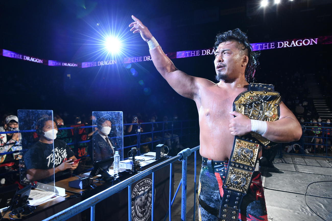 新日本プロレスG1クライマックス　グレート・O・カーンに勝利し、ファンの拍手に応える鷹木信悟（新日本プロレス提供）