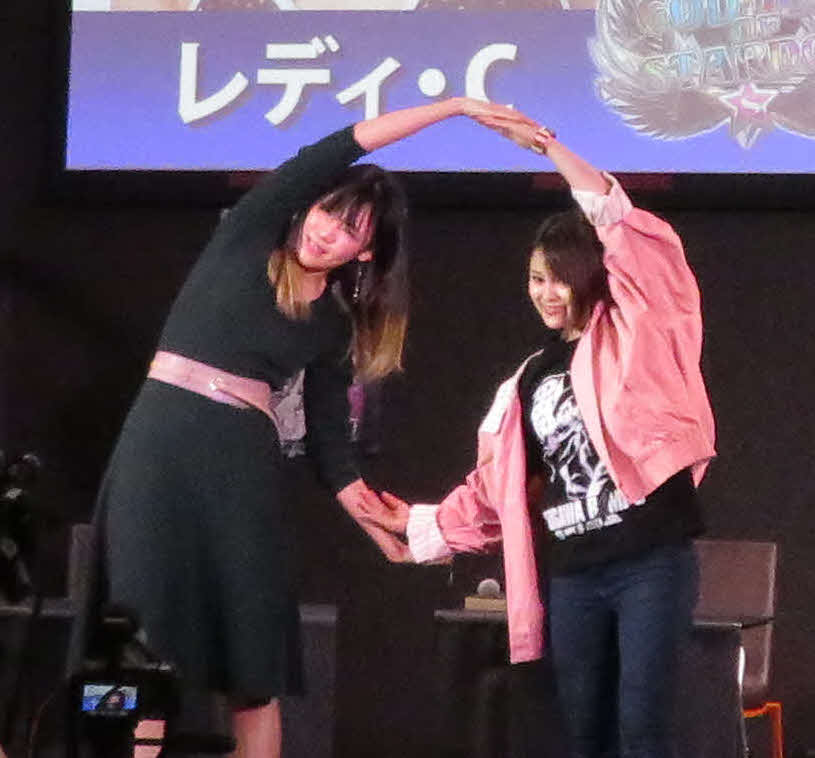 11月から行われるタッグリーグ戦でパートナーとなる月山和香（右）とポーズをとるレディ・C（撮影・松熊洋介）