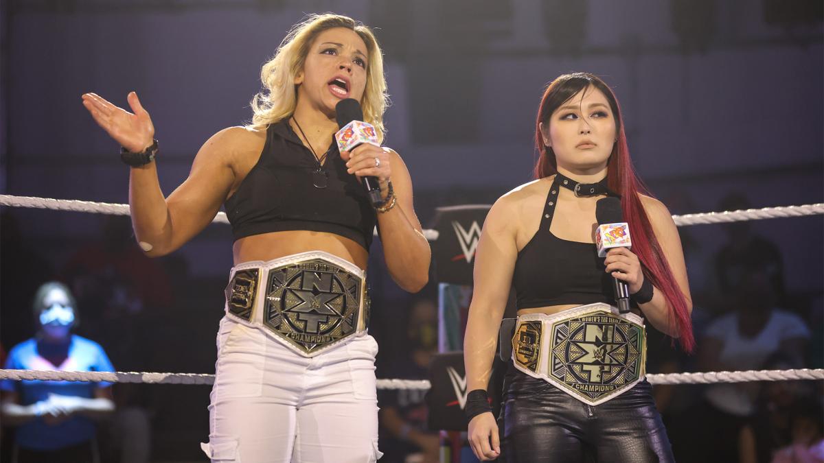 NXT女子タッグ王座ベルトを巻いて姿をみせた王者紫雷（右）、スターク組©2021 WWE, Inc. All Rights Reserved.
