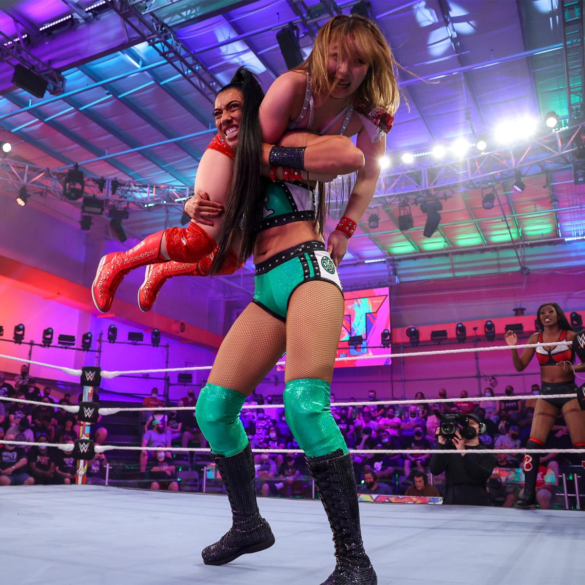 ハートウェル（下）に担ぎ上げられたサレイ（C）2021 WWE, Inc. All Rights Reserved.