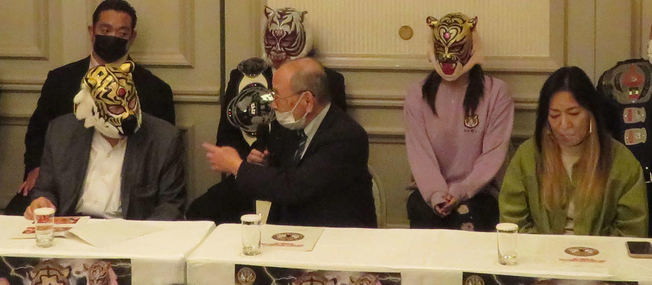 ストロングスタイルプロレスの新間寿会長（中央）に話しかけられる初代タイガーマスクの佐山サトル（左）。右はジャガー横田（撮影・松熊洋介）