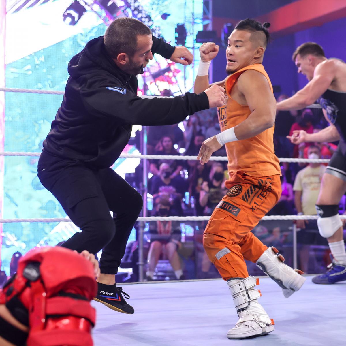 NXTクルーザー級王者ストロング（左）と乱闘するKUSHIDA（C）2021 WWE, Inc. All Rights Reserved.