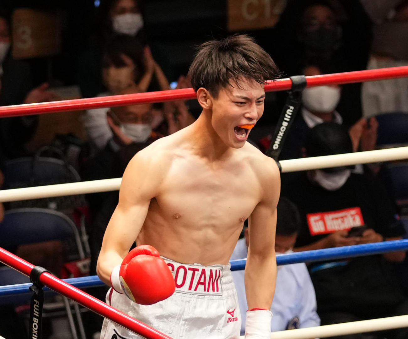 デビュー戦を1回TKO勝利で飾り雄たけびを上げる磯谷（撮影・横山健太）