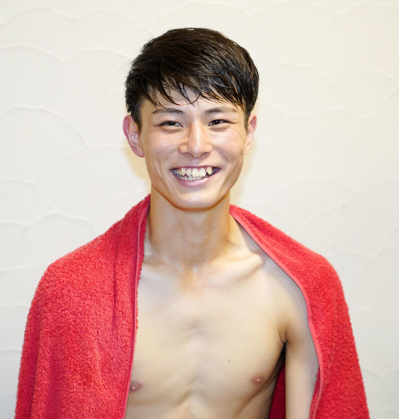 デビュー戦を勝利で飾り笑顔を見せる磯谷（撮影・横山健太）