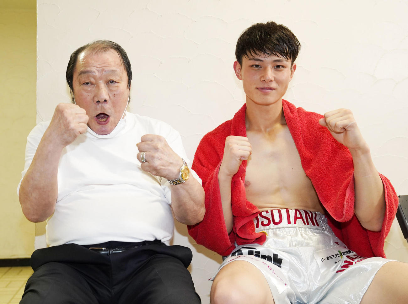 試合後、笑顔でポーズを決める磯谷（右）と輪島功一氏（撮影・横山健太）