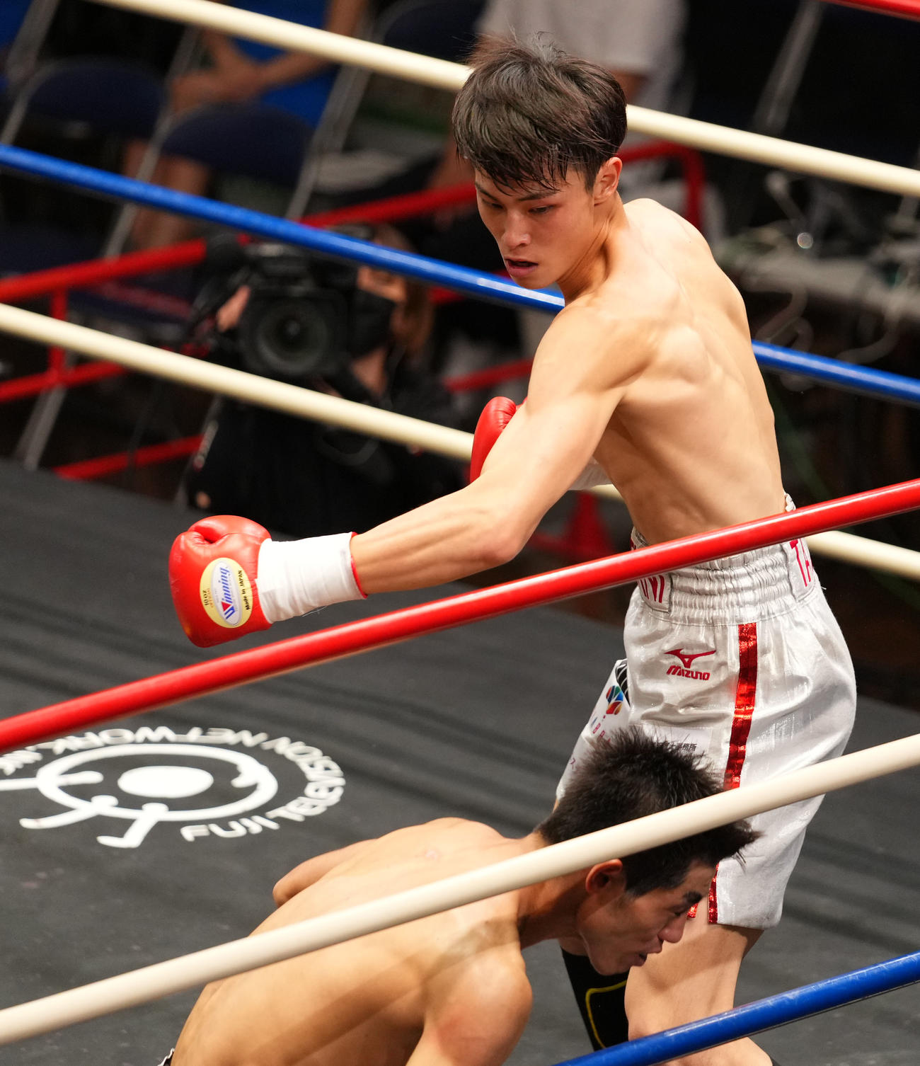 1回、ダウンを奪う磯谷（撮影・横山健太）