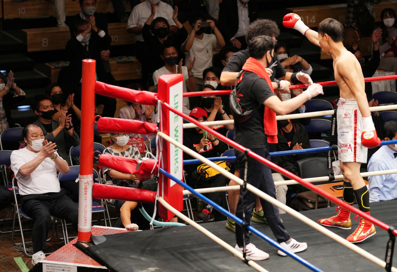 デビュー戦を1回TKO勝利で飾った磯谷（右）に拍手を送る輪島功一氏（左）（撮影・横山健太）