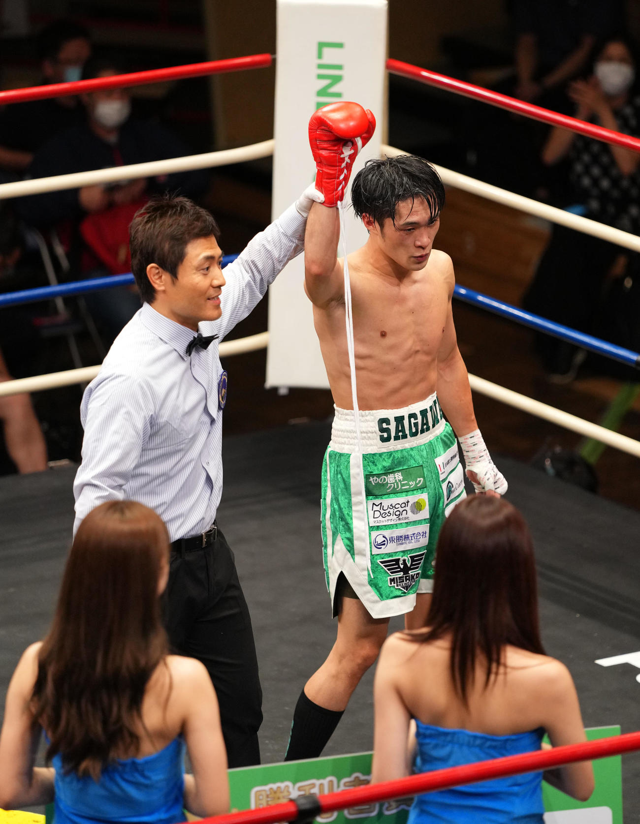 8回TKOで勝利した佐川（撮影・横山健太）