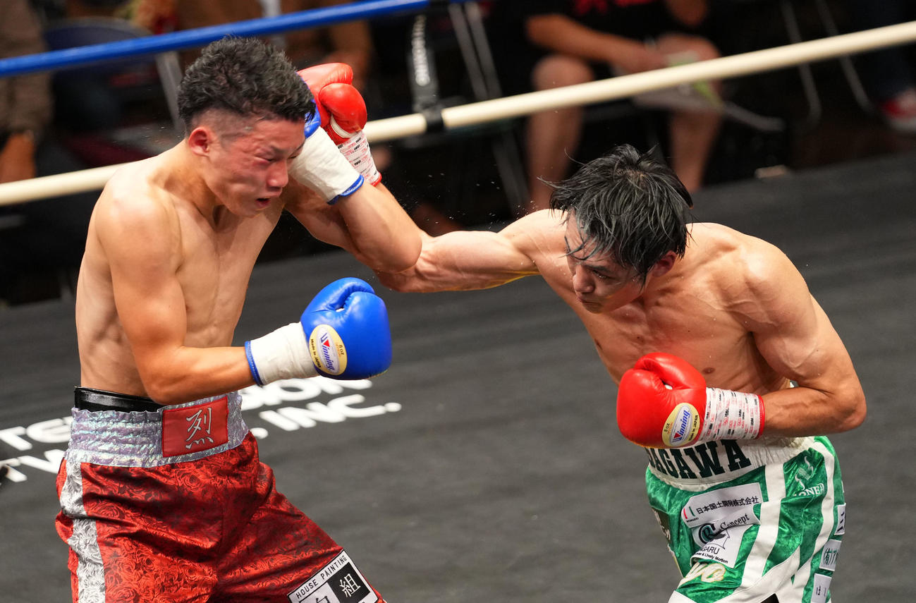 7回、パンチを放つ佐川（右）（撮影・横山健太）