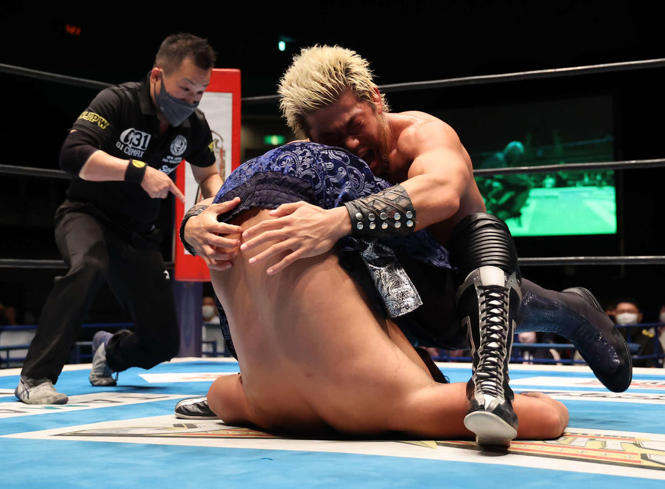 新日本プロレスG1クライマックス　後藤洋央紀を押さえ込むSANADA（新日本プロレス提供）