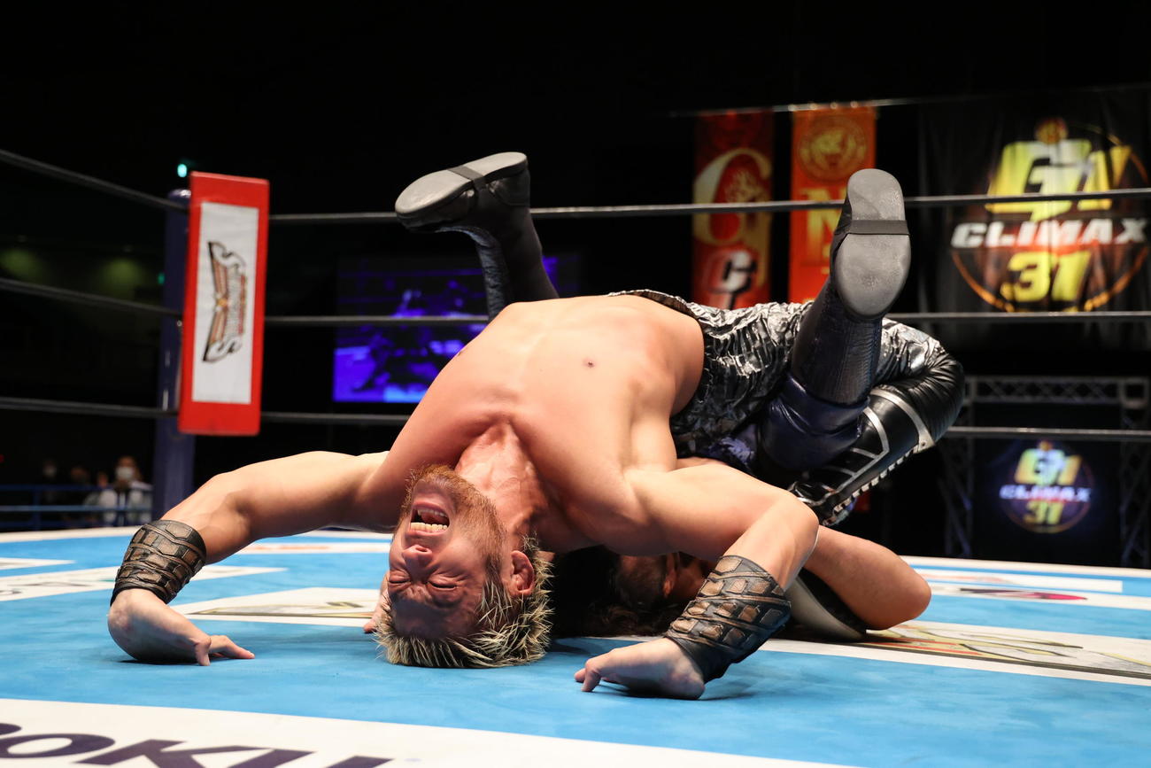 新日本プロレスG1クライマックス　後藤洋央紀にオコーナーブリッジを決めるSANADA（新日本プロレス提供）