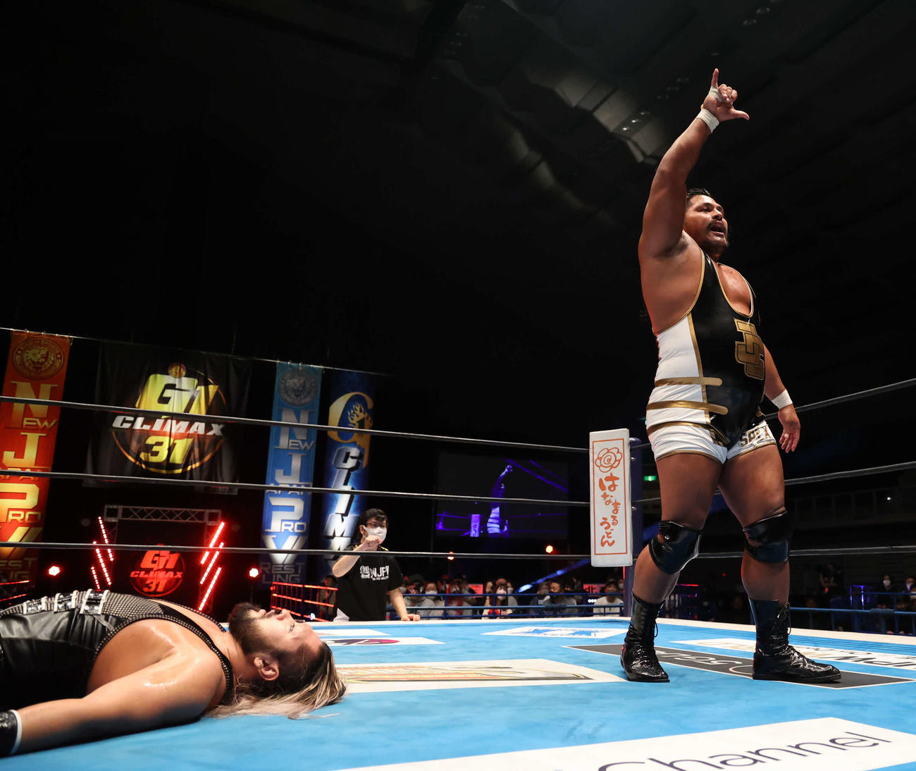 新日本プロレスG1クライマックス　EVILを破り、8連勝でBブロック単独首位となったジェフ・コブ（右）（新日本プロレス提供）