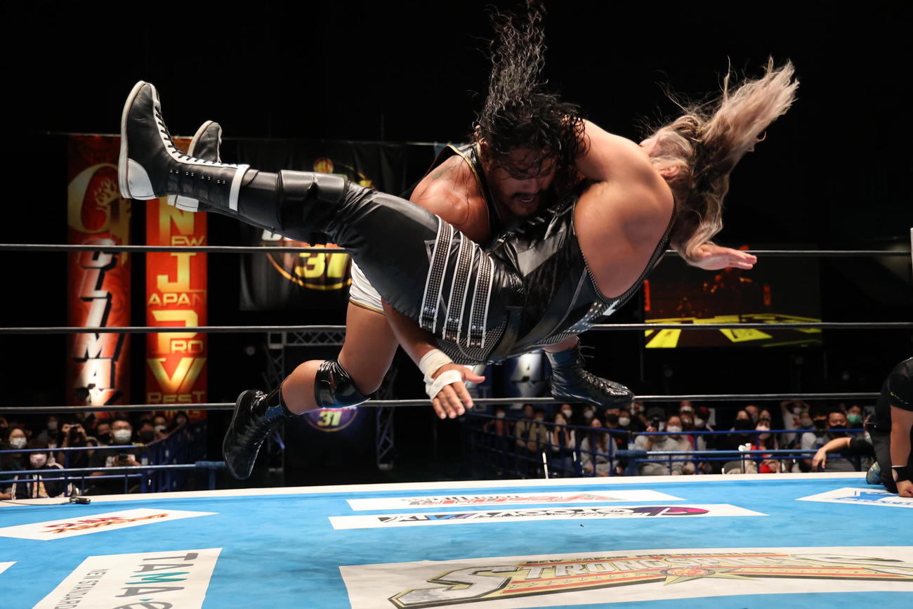 新日本プロレスG1クライマックス　EVILにツアー・オブ・ジ・アイランドを決めるジェフ・コブ（新日本プロレス提供）