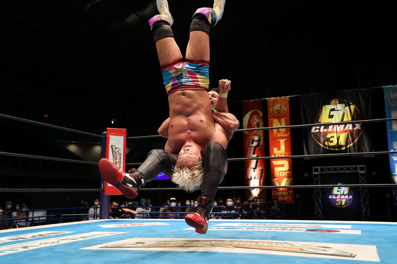 新日本プロレスG1クライマックス31　タマ・トンガに技を決められるオカダ・カズチカ（新日本プロレス提供）
