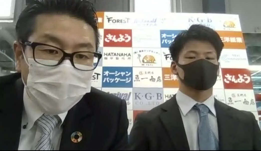 オンラインで会見するWBOアジア・パシフィック・スーパーウエルター級王者井上岳志（右）。左は所属ジムの斎田竜也会長