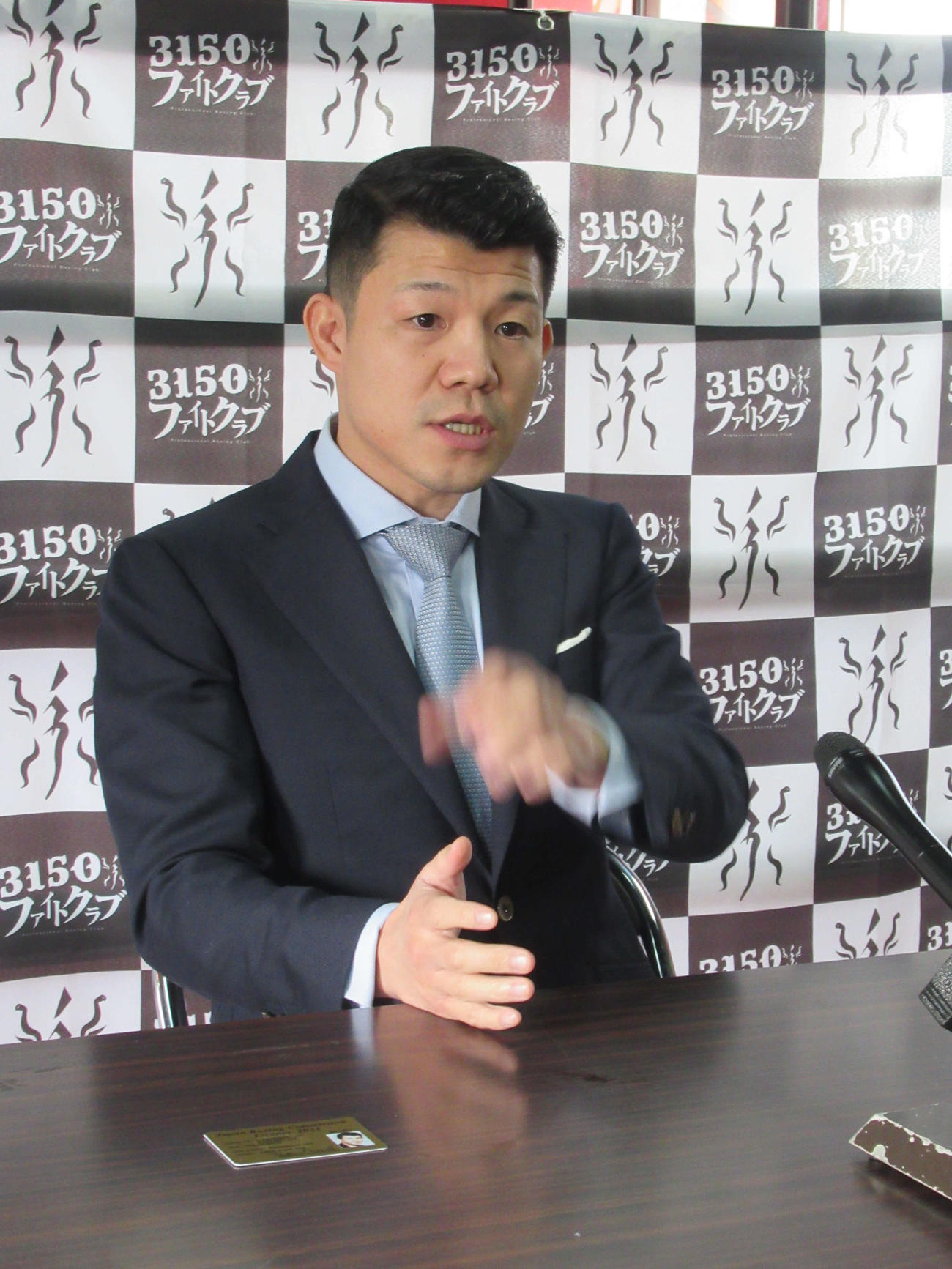 3150ファイトクラブのジム開きで会見に応じる亀田興毅会長（21年3月1日撮影）