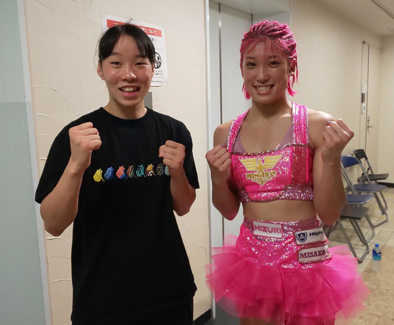 プロデビュー戦勝利後、応援に駆けつけた五輪女子フェザー級金メダル入江（左）に祝福された晝田