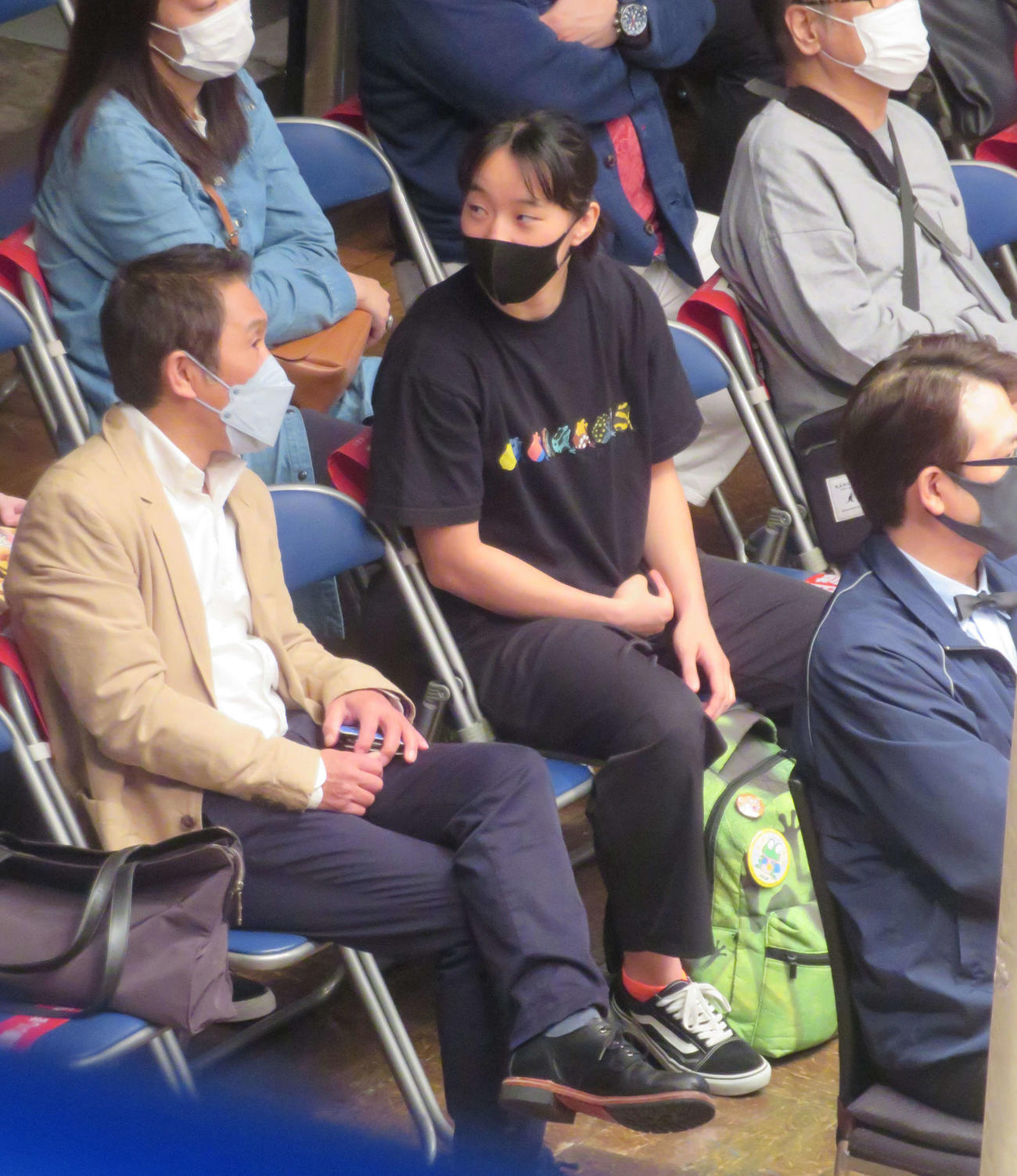 五輪代表の座を争った晝田のプロデビューを観戦した東京五輪ボクシング女子フェザー級金メダルの入江聖奈（中央）
