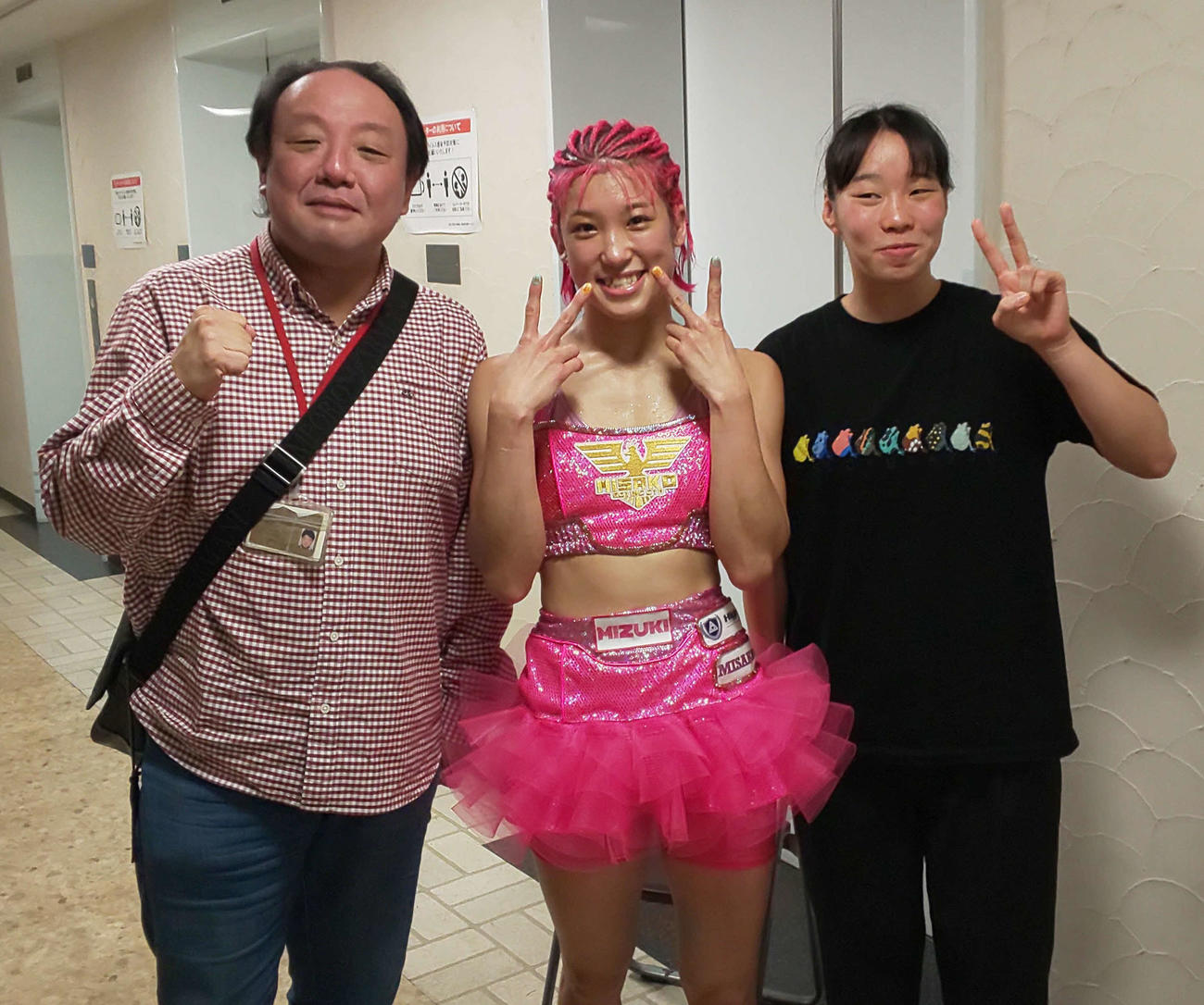 プロデビューを白星で飾ったアマ全日本女子2階級制覇の晝田（中央）は東京五輪女子フェザー級入江（右端）と所属ジム三迫会長から祝福