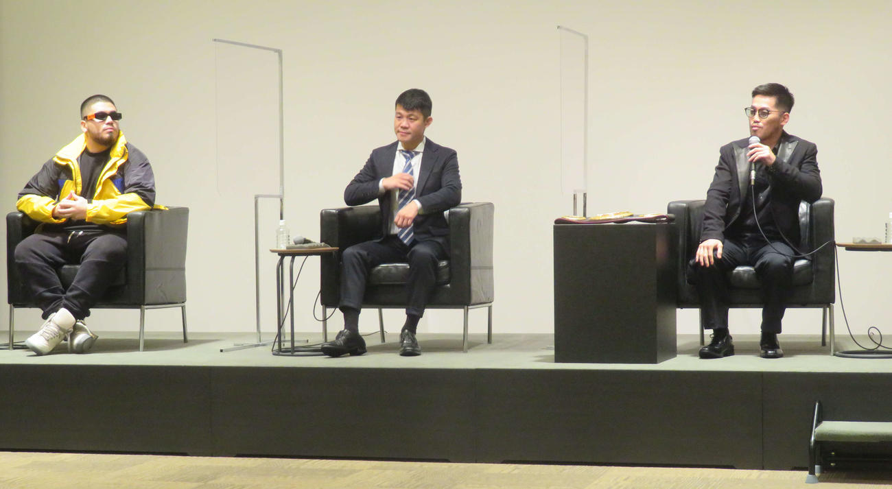 12・16大阪で開催される3150ファイトVOL.1大会の会見に臨んだ亀田興毅会長（中央）と参戦するヘビー級の但馬（左端）、元世界王者宮崎