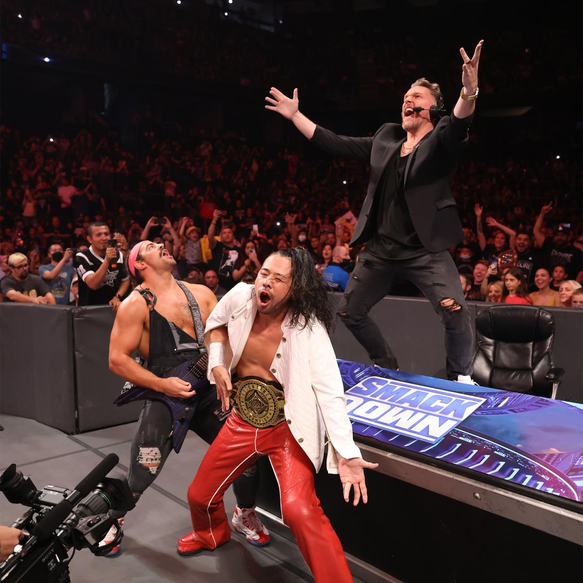 コービンのトークタイムをぶち壊した中邑（中央）と仲間ブーグス。右上は解説のマカフィー（C）2021 WWE, Inc. All Rights Reserved.