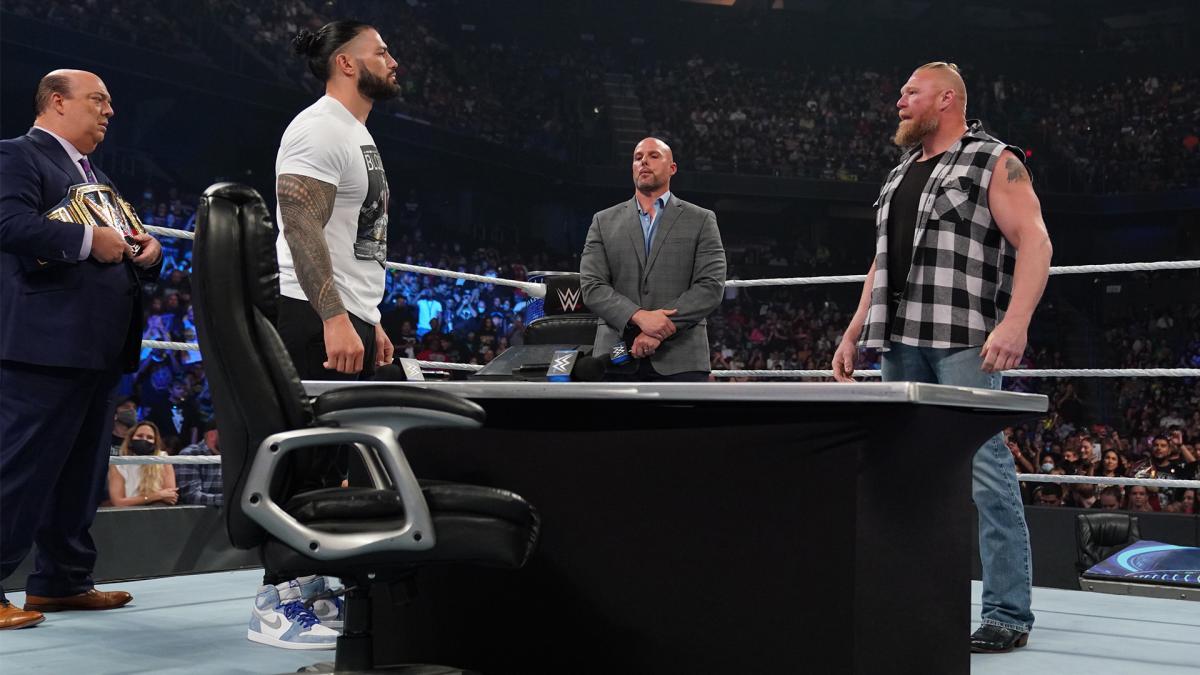 WWEユニバーサル王座の調印式で、王者レインズ（左から2番目）とにらみ合うレスナー（右端）（Ｃ）2021 WWE, Inc. All Rights Reserved.