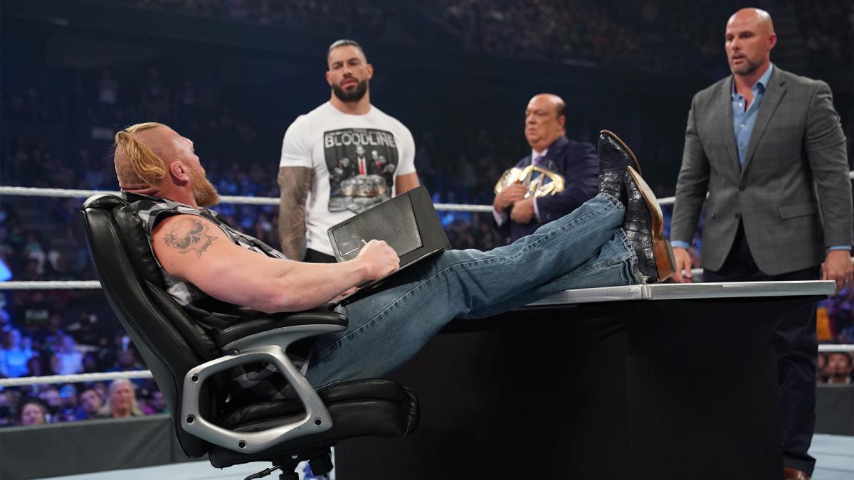 WWEユニバーサル王座戦の調印式で王者レインズ（左端奥）に目の前でサインしたレスナー（手前）（Ｃ）2021 WWE, Inc. All Rights Reserved.