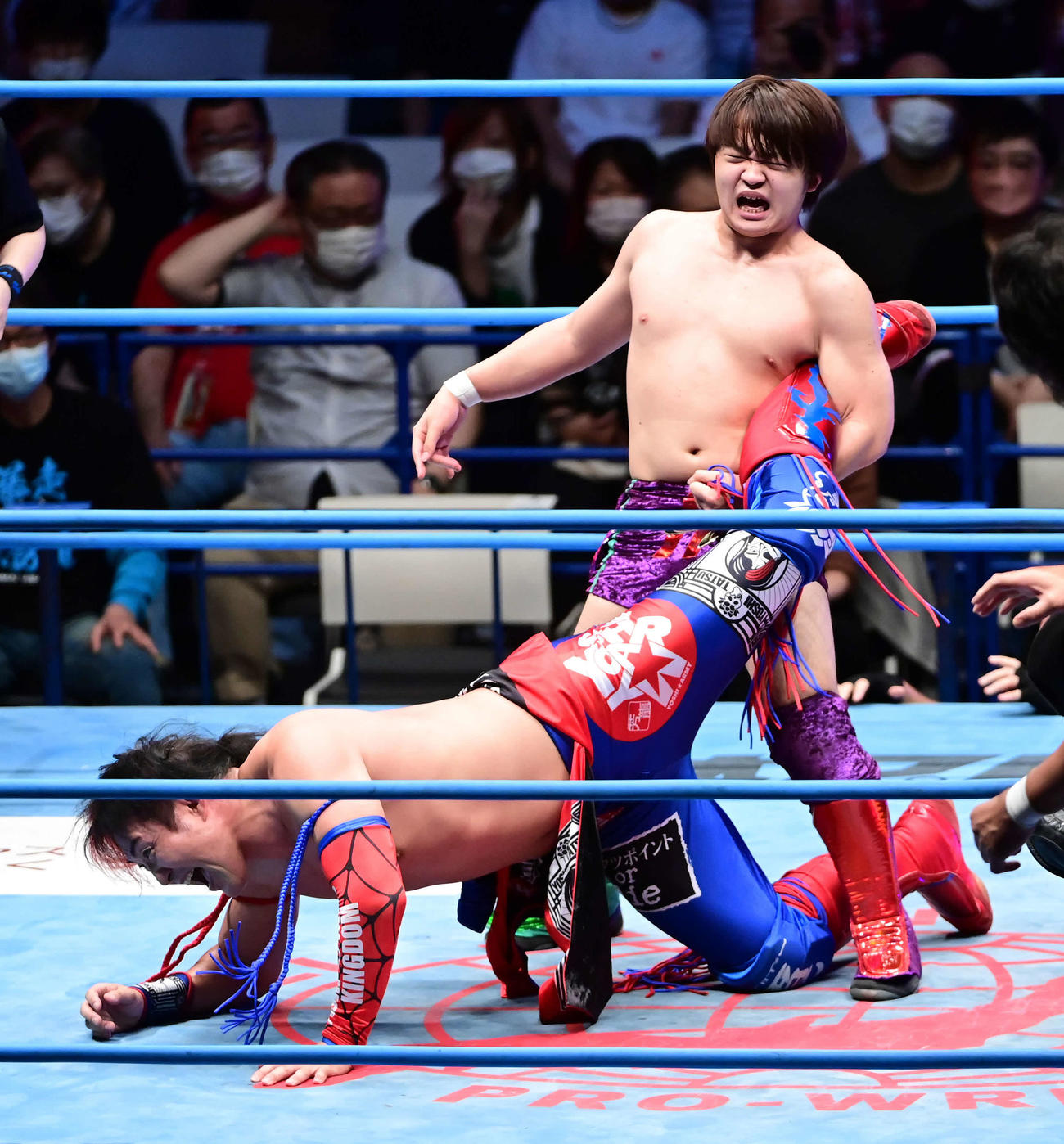 6人タッグマッチでヨシタツ（左）を片エビ固めに持ち込む今井礼夢（撮影・小沢裕）