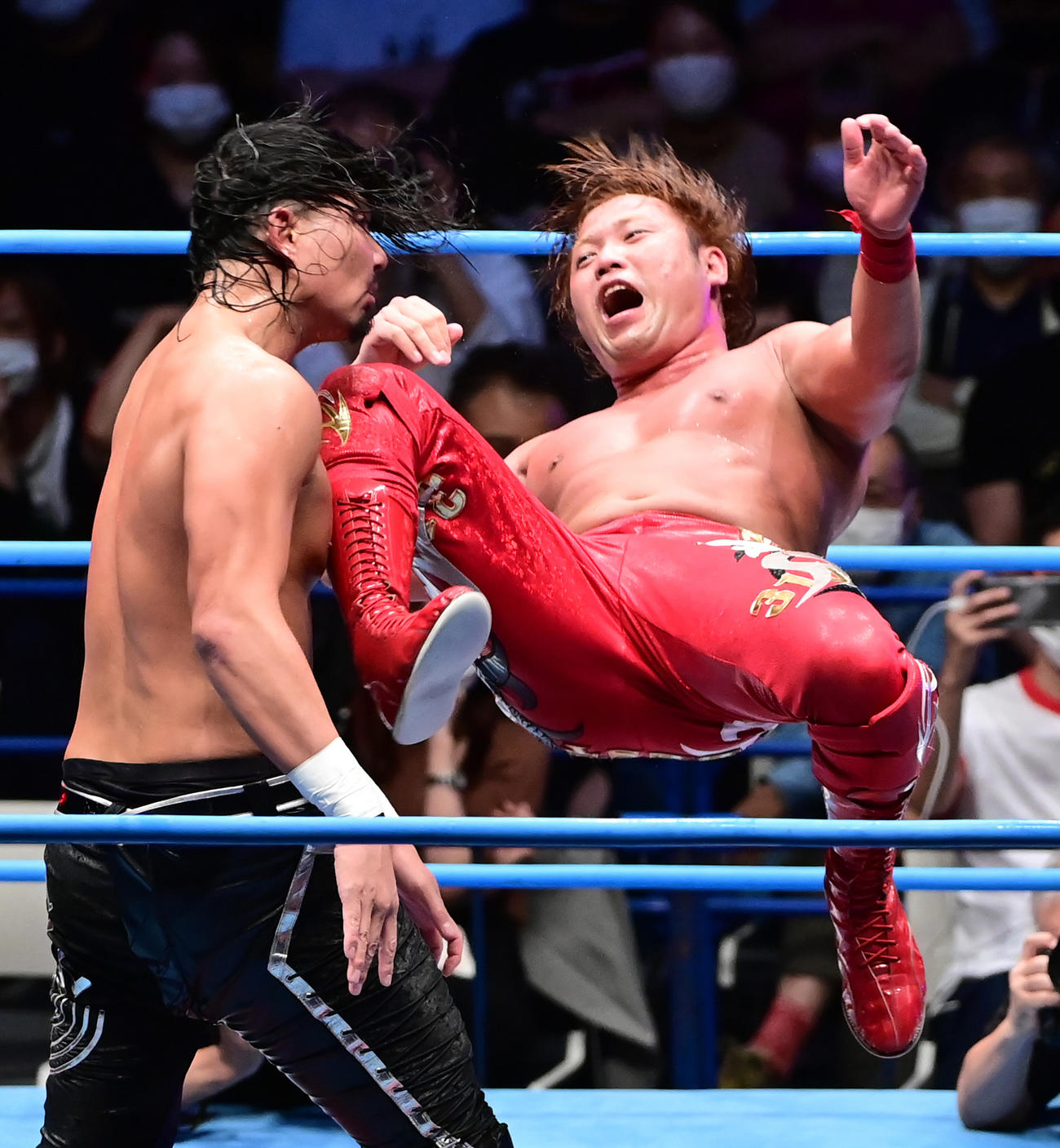 ジェイク・リー（左）にブラックアウトを放つ宮原健斗（撮影・小沢裕）