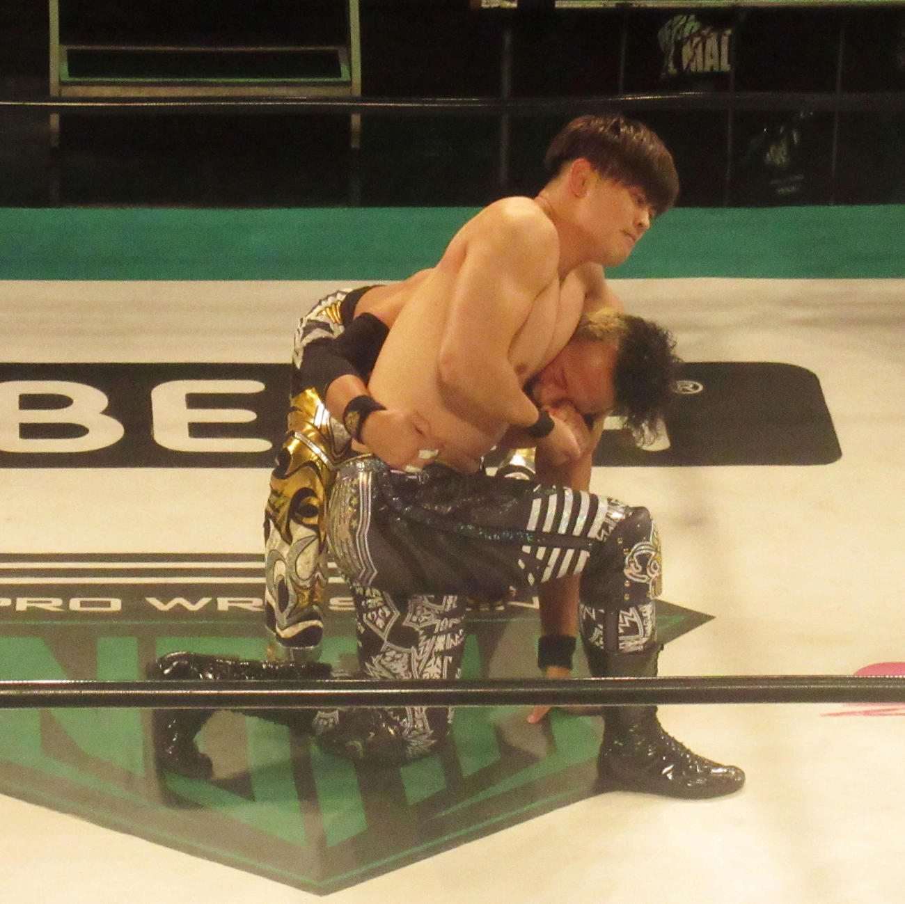 同組同士で乱闘も集中 清宮海斗の関節技で前ヘビー王者ギブアップ寸前 プロレス 日刊スポーツ