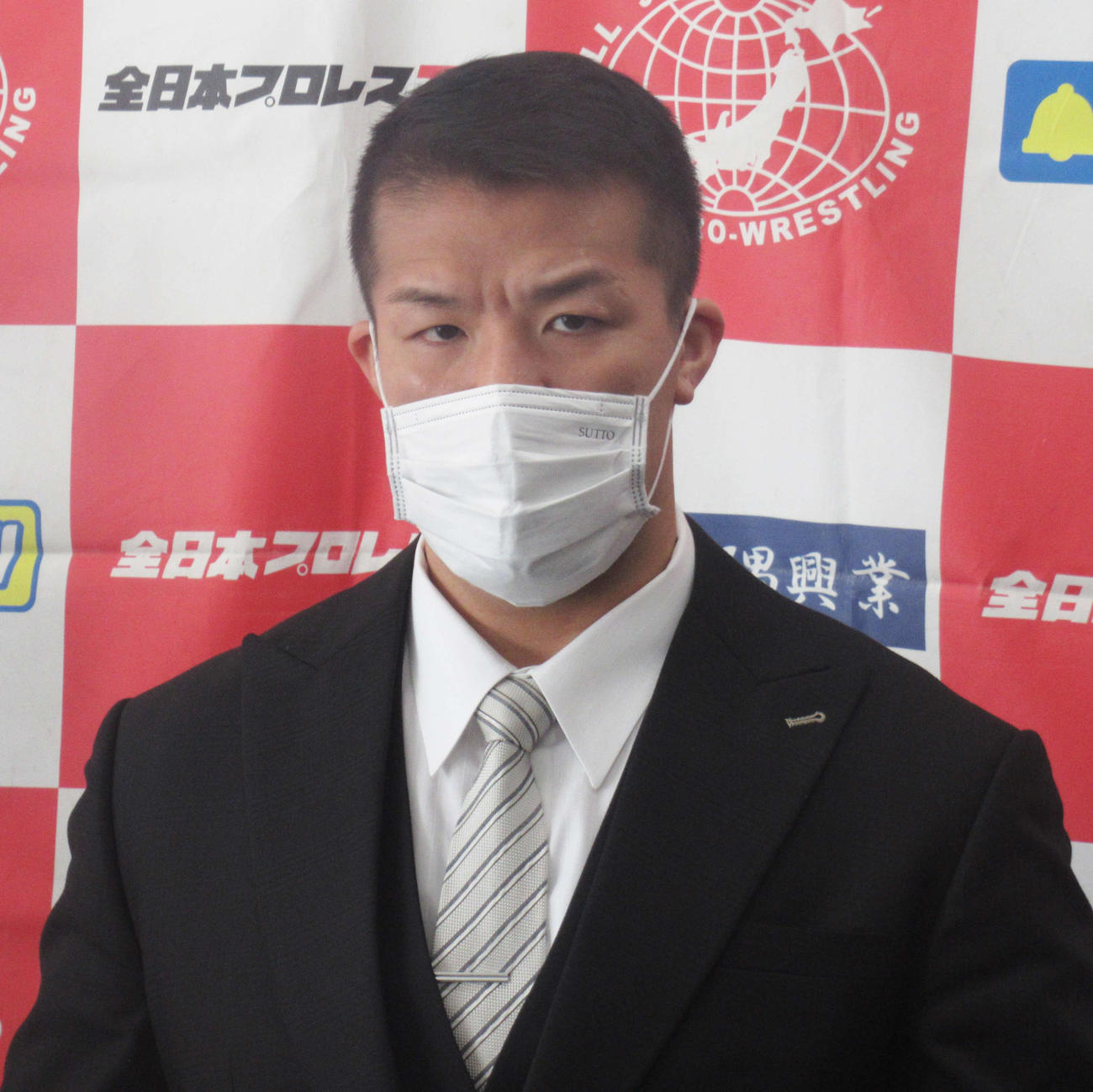 会見に臨むゼウス（撮影・勝部晃多）