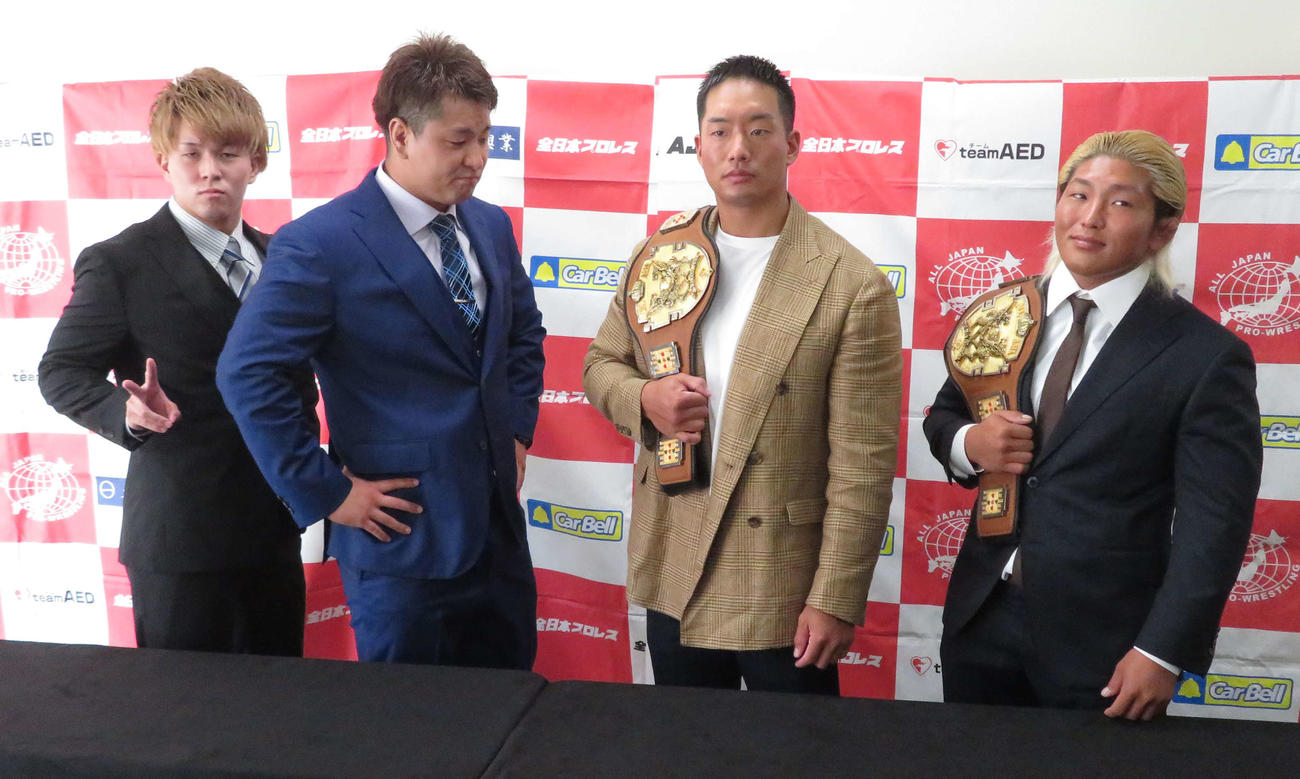 31日のアジアタッグ選手権試合で対戦する挑戦者青柳優馬（左から2人目）、亮生（右）組と王者T－Hawk（右から2人目）、エル・リンダマン組（撮影・松熊洋介）