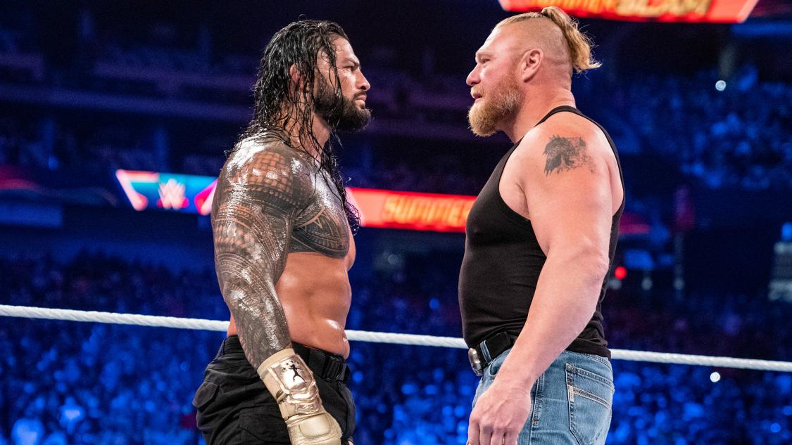 ブロック・レスナーとにらみ合うWWEユニバーサル王者ローマン・レインズ（C）2021 WWE, Inc. All Rights Reserved.