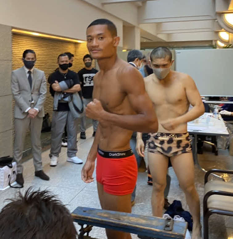 日本、WBOアジア・パシフィック・スーパーライト級王座決定戦に備え、計量パスした平岡（中央）。右後方は対戦相手の佐々木（大橋ジム提供）