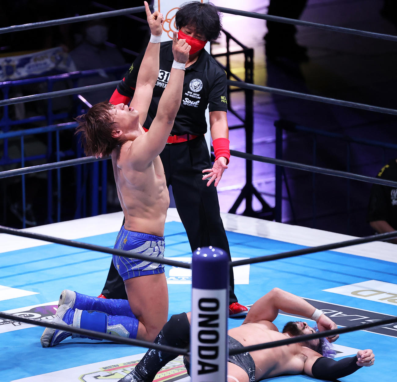 KENTA（下）に勝利し優勝決定戦進出を果たした飯伏は天を指さし歓喜（撮影・垰建太）
