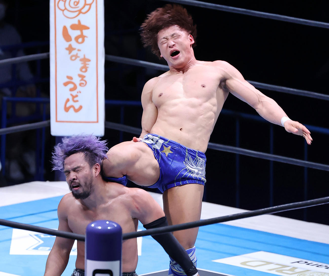 KENTA（左）に背後からのカミゴェを見舞う飯伏（撮影・垰建太）